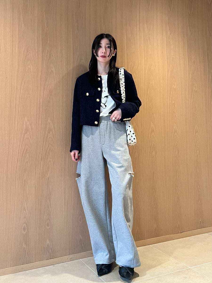 ブルー系のノーカラージャケット、ブラック系のパンプス、その他のショルダーバッグを着用したレディースの冬コーディネートの3枚目の写真