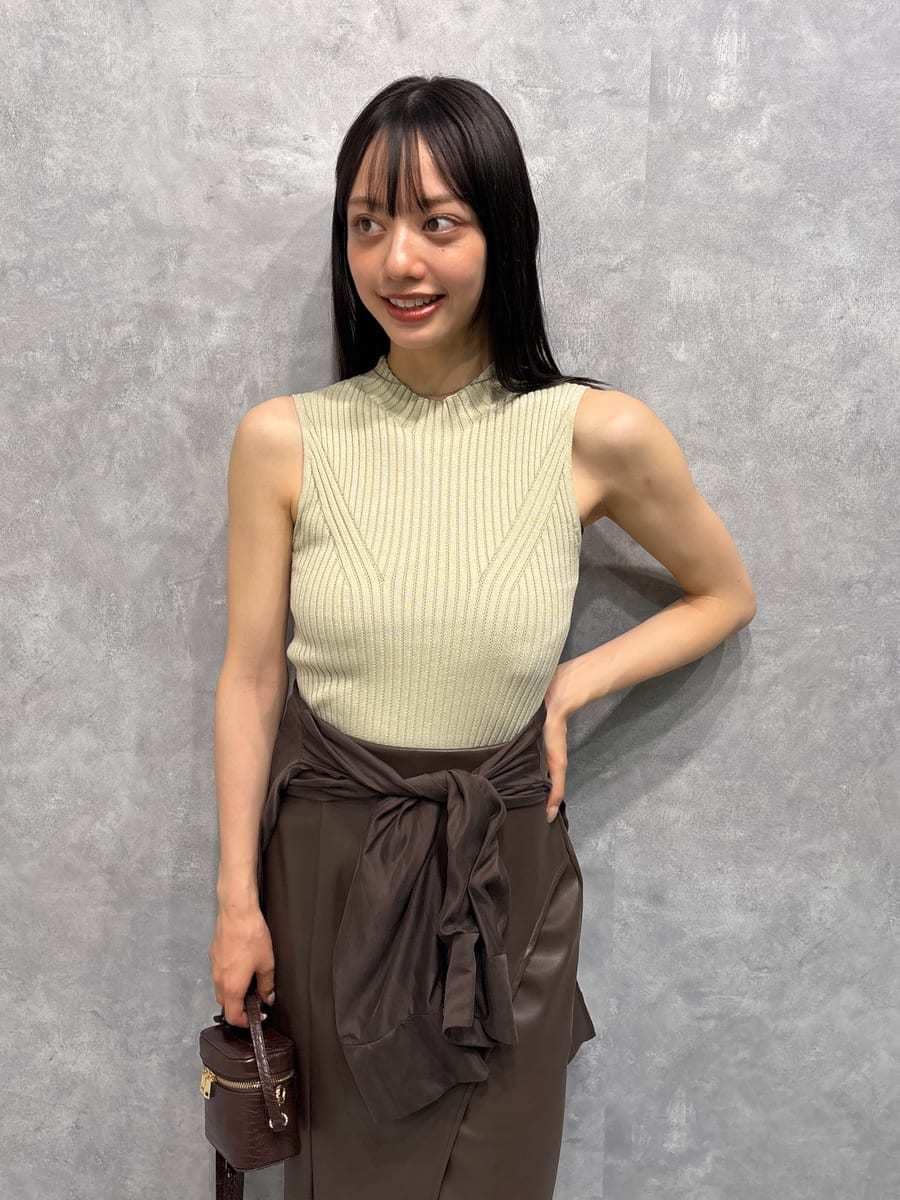 「デートコーデ、ブーツ、ショルダーバッグ、ロングスカート、ニット、スカート、マーメイドスカート、秋先取りコーデ」|「FRAY I.Dのアイレットリブノースリニット(ニット/セーター、グリーン系)」を使った、FRAY I.Dさん(レディース・159cm)の夏コーディネートの5枚目の写真