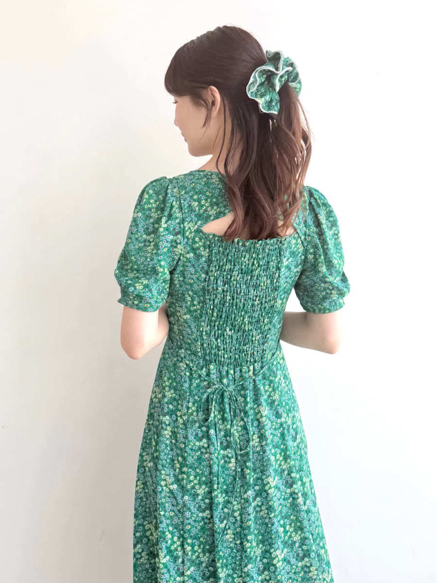 グレー系のテーラードジャケット、ベージュ系のハンドバッグ、ベージュ系のサンダルを着用したレディースの春コーディネートの10枚目の写真