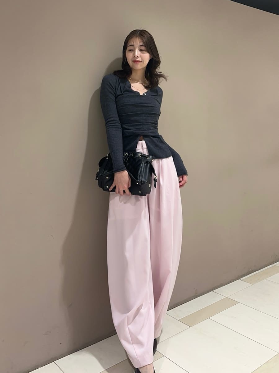 グレー系のカーディガン/ボレロ、グレー系のニット/セーター、ブラック系のショルダーバッグを着用したレディースの秋コーディネートの3枚目の写真