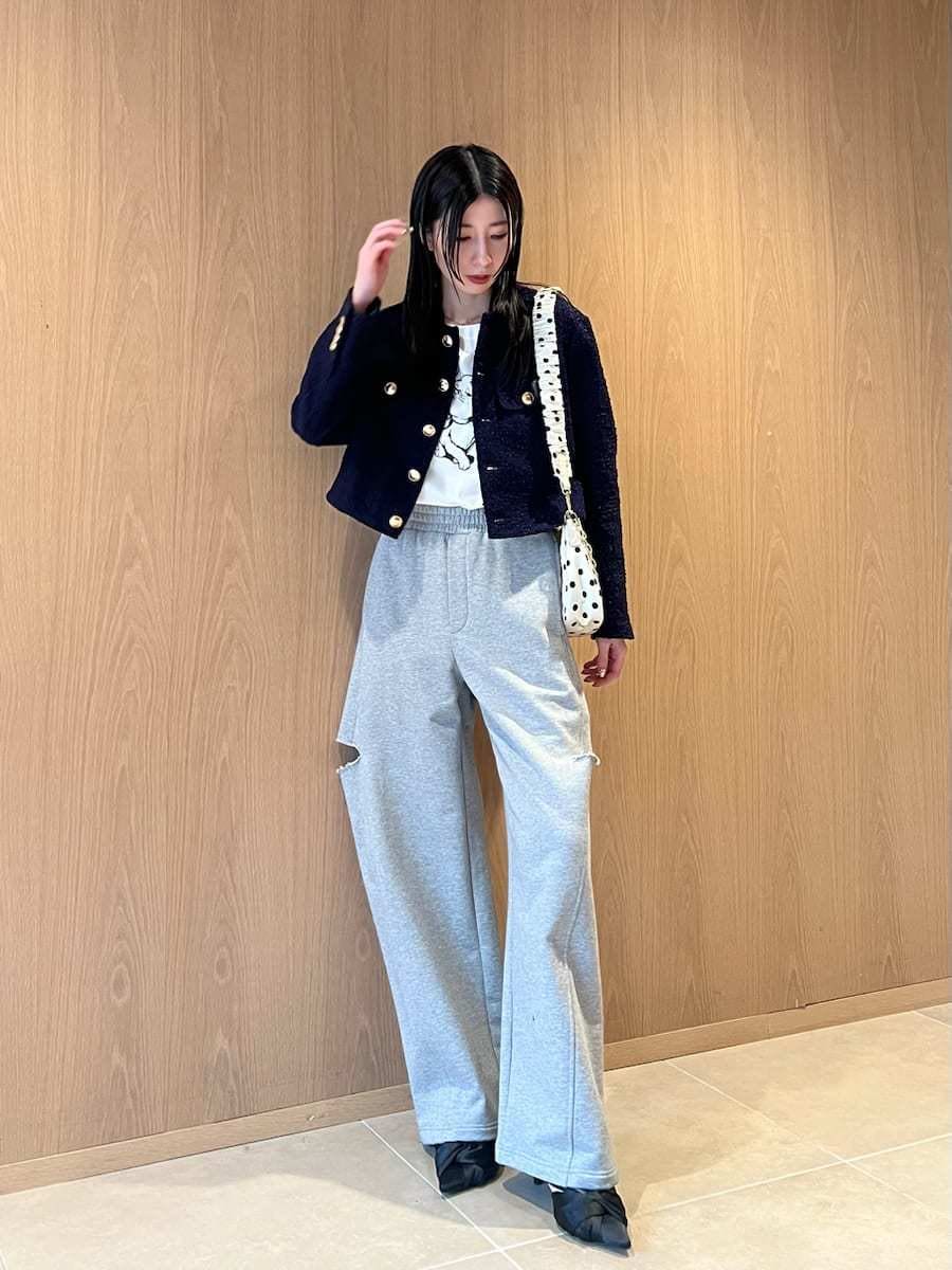 ブルー系のノーカラージャケット、ブラック系のパンプス、その他のショルダーバッグを着用したレディースの冬コーディネートの5枚目の写真