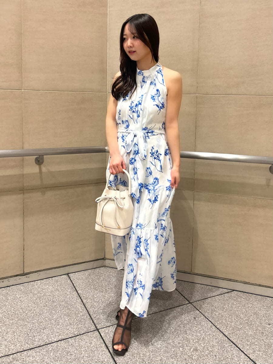 ホワイト系のハンドバッグ、ブルー系のワンピース、ブルー系のカーディガン/ボレロを着用したレディースの冬コーディネートの5枚目の写真