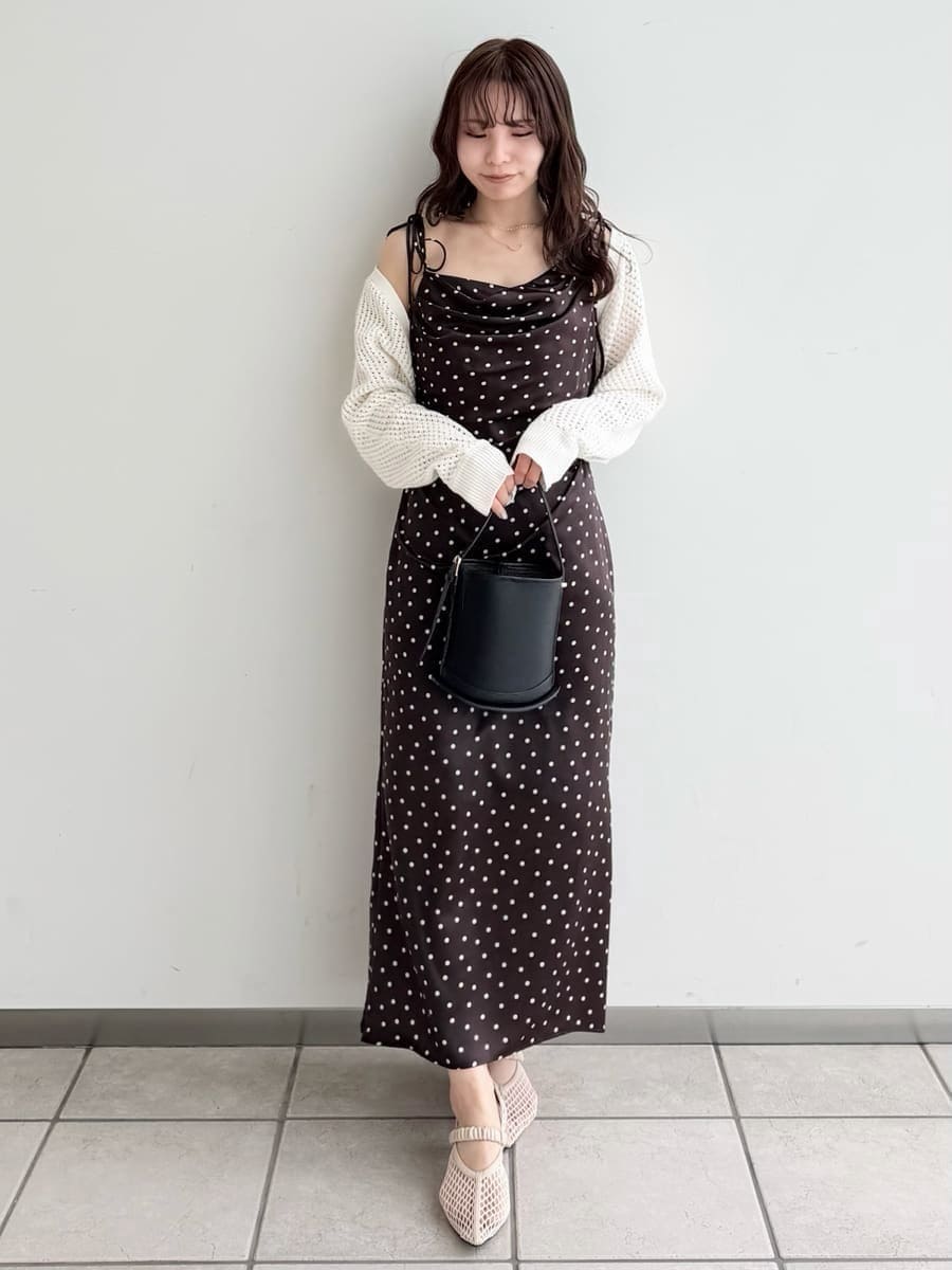 ブラウン系のワンピース、ホワイト系のカーディガン/ボレロ、ブラック系のハンドバッグを着用したレディースの冬コーディネートの3枚目の写真