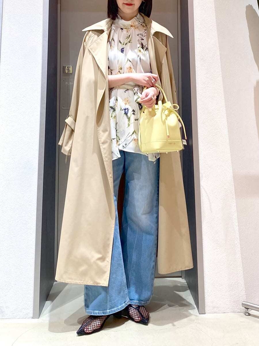 ブルー系のデニムパンツ、イエロー系のハンドバッグ、その他のシャツ/ブラウスを着用したレディースの春コーディネートの3枚目の写真