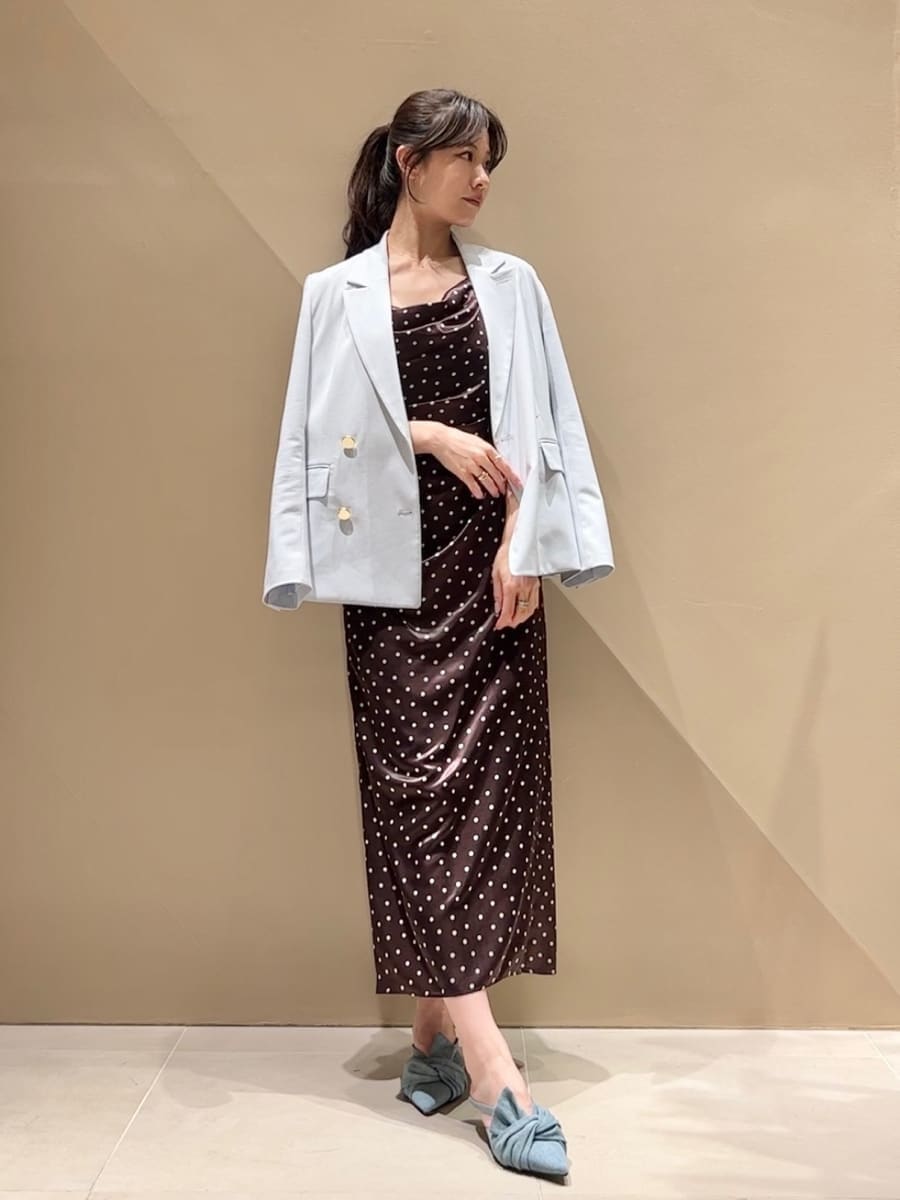 ブルー系のパンプス、ブラウン系のワンピース、ブルー系のテーラードジャケットを着用したレディースの冬コーディネートの2枚目の写真