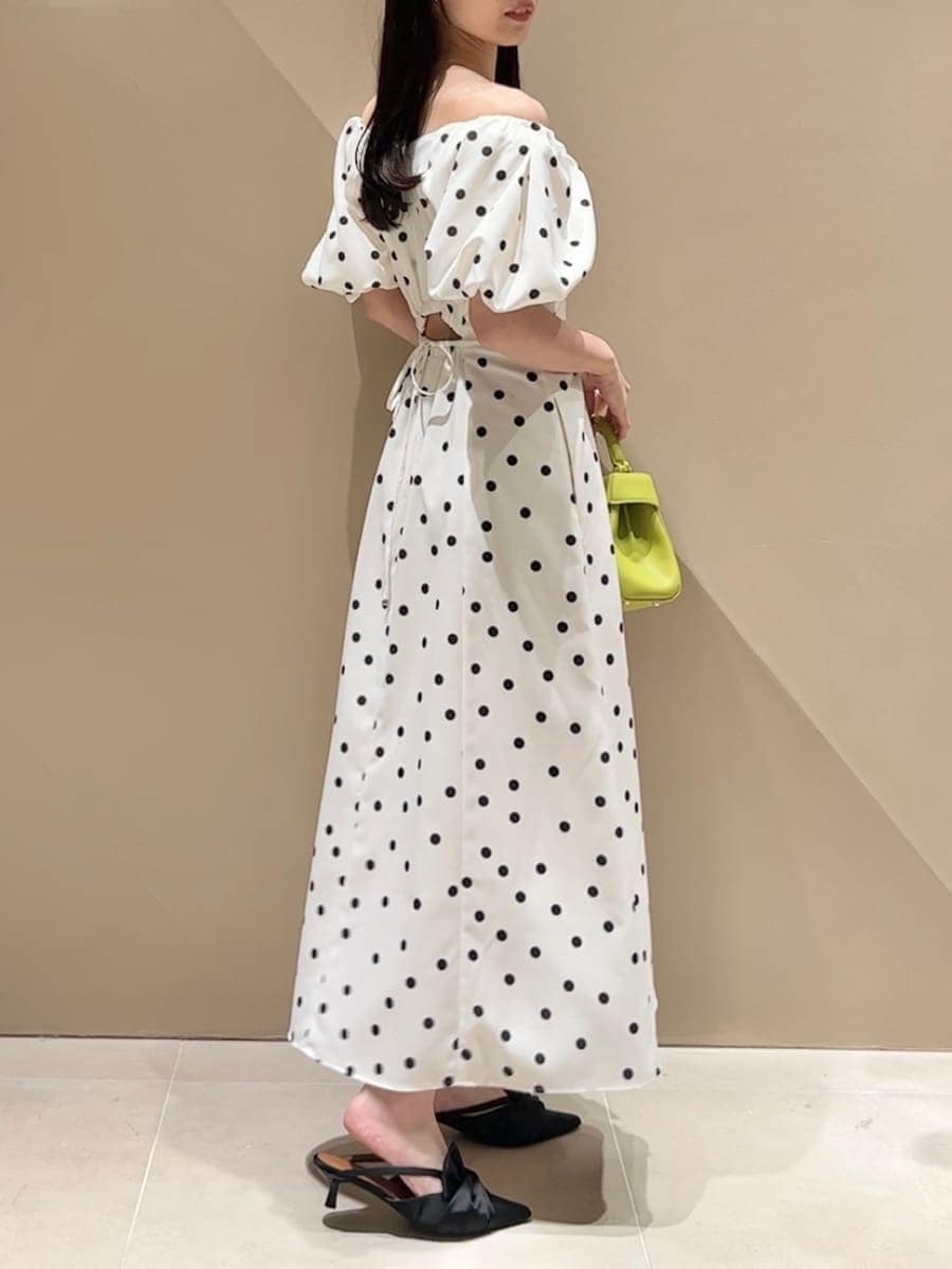 ブラック系のパンプス、その他のワンピース、グリーン系のハンドバッグを着用したレディースの春コーディネートの3枚目の写真