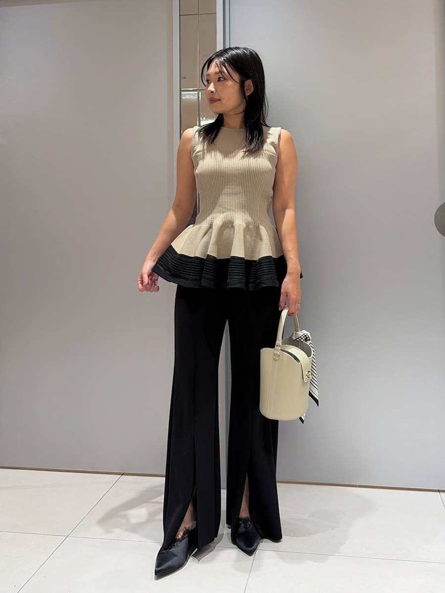 ブラック系のその他パンツ、ベージュ系のニット/セーター、ブラック系のサンダルを着用したレディースの夏コーディネートの2枚目の写真