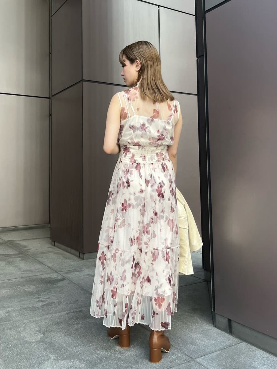 ベージュ系のワンピース、ベージュ系のテーラードジャケットを着用したレディースの夏コーディネートの3枚目の写真