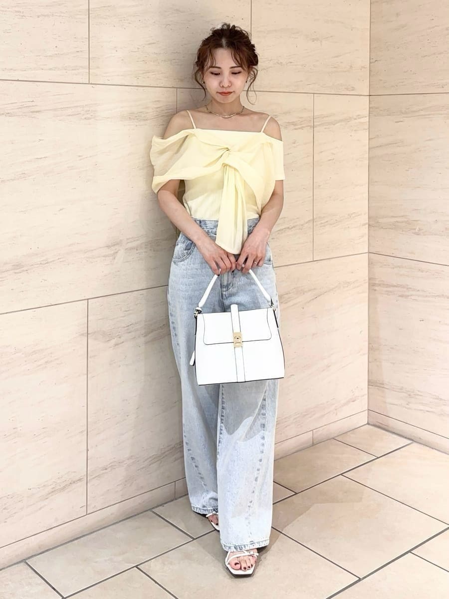 「デートコーデ、サンダル、ストレートパンツ、ワイドパンツ、デニム、パンツ、ブラウス、イエベ、骨格ナチュラル、ハンドバッグ」｜「FRAY I.Dのノットデザインカットコンビトップス（Tシャツ/カットソー、イエロー系）」を使った、FRAY I.Dさん（レディース・159cm）の春コーディネートの2枚目の写真