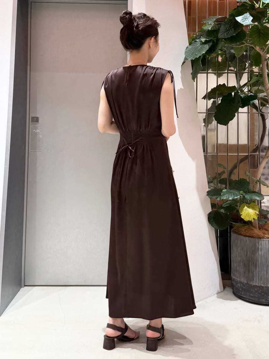 ホワイト系のハンドバッグ、その他のサンダル、ブラウン系のワンピースを着用したレディースの夏コーディネートの8枚目の写真