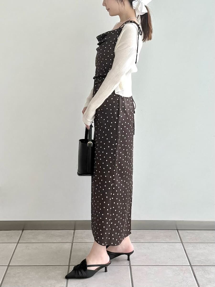 ブラック系のパンプス、ブラウン系のワンピースを着用したレディースの冬コーディネートの3枚目の写真