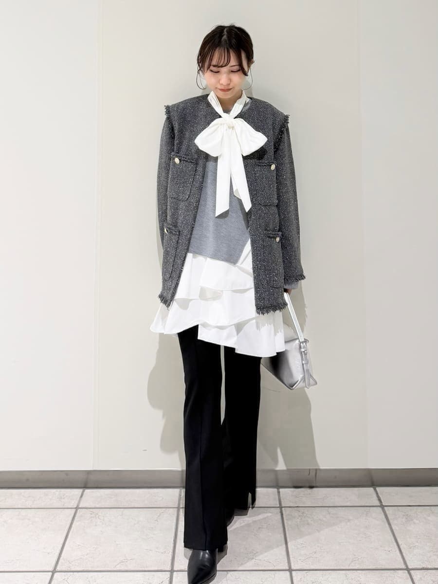 グレー系のノーカラージャケット、グレー系のワンピース、シルバー系のハンドバッグを着用したレディースの秋コーディネートの7枚目の写真