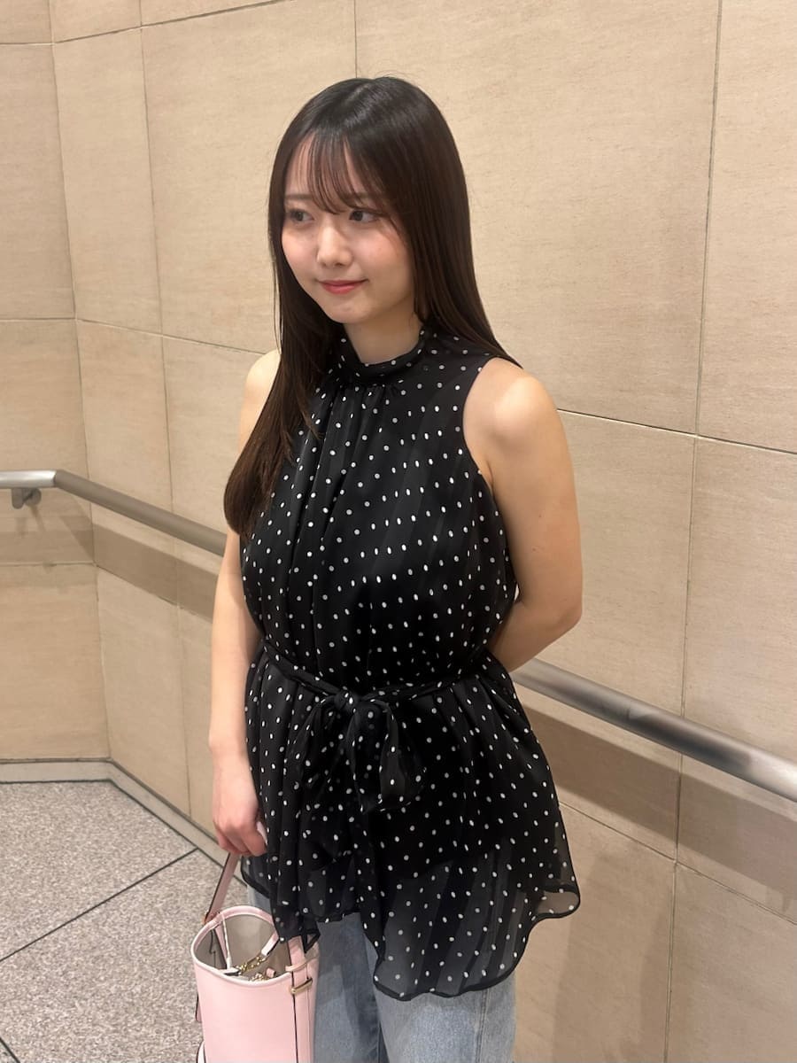 ブラック系のシャツ/ブラウス、ピンク系のハンドバッグ、ブラック系のサンダルを着用したレディースの春コーディネートの5枚目の写真