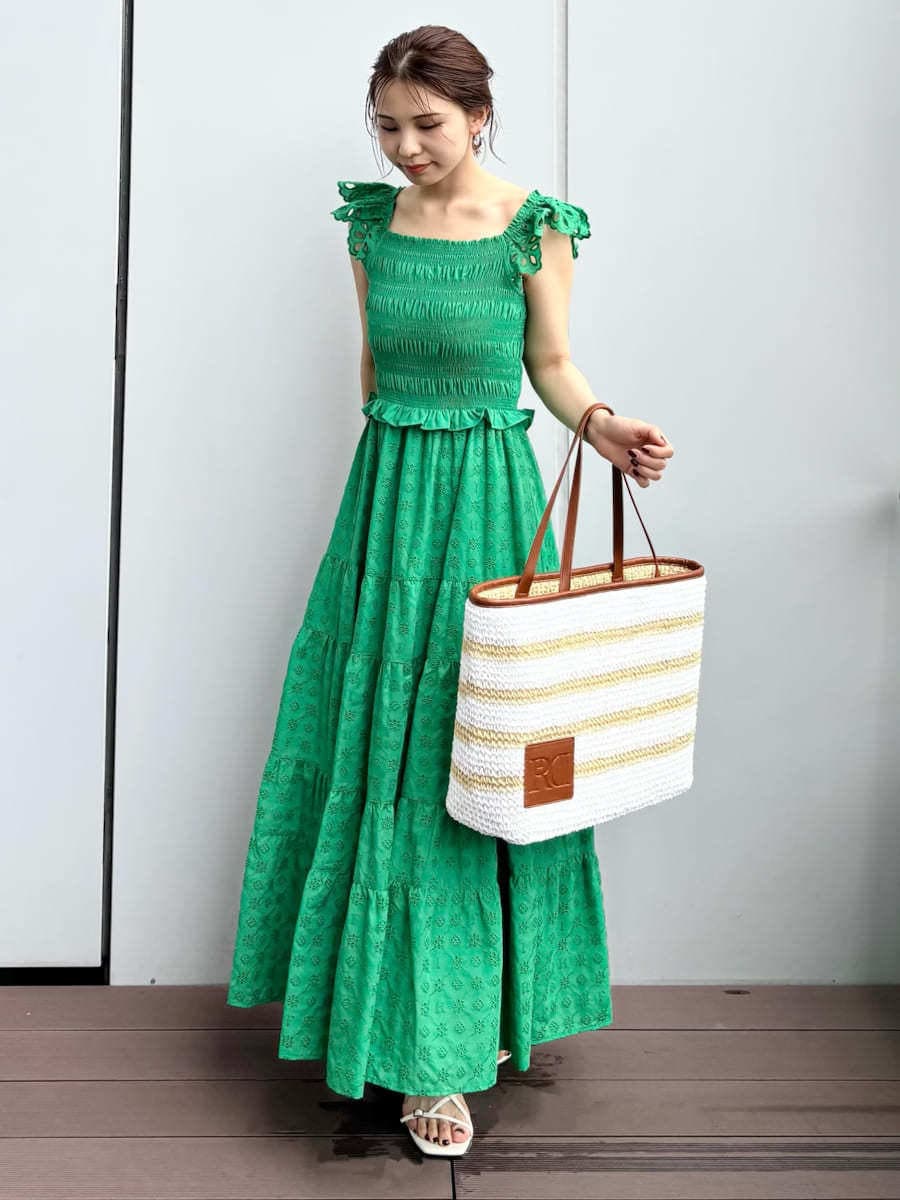 「デートコーデ、トートバッグ、サンダル、マキシワンピース、パーティ、ワンピース、イエベ、骨格ナチュラル、ハンドバッグ」｜「FRAY I.Dのバケーションロゴトートバッグ（トートバッグ、ホワイト系）」を使った、FRAY I.Dさん（レディース・159cm）の夏コーディネートの5枚目の写真
