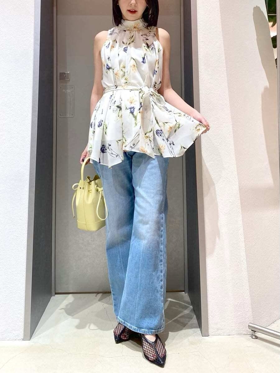 ブルー系のデニムパンツ、イエロー系のハンドバッグ、その他のシャツ/ブラウスを着用したレディースの春コーディネートの5枚目の写真
