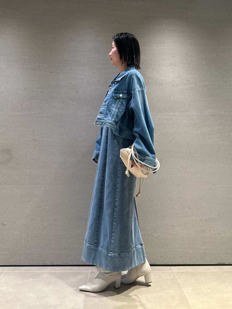 ブルー系のデニムジャケット、ブルー系のワンピースを着用したレディースの冬コーディネートの8枚目の写真