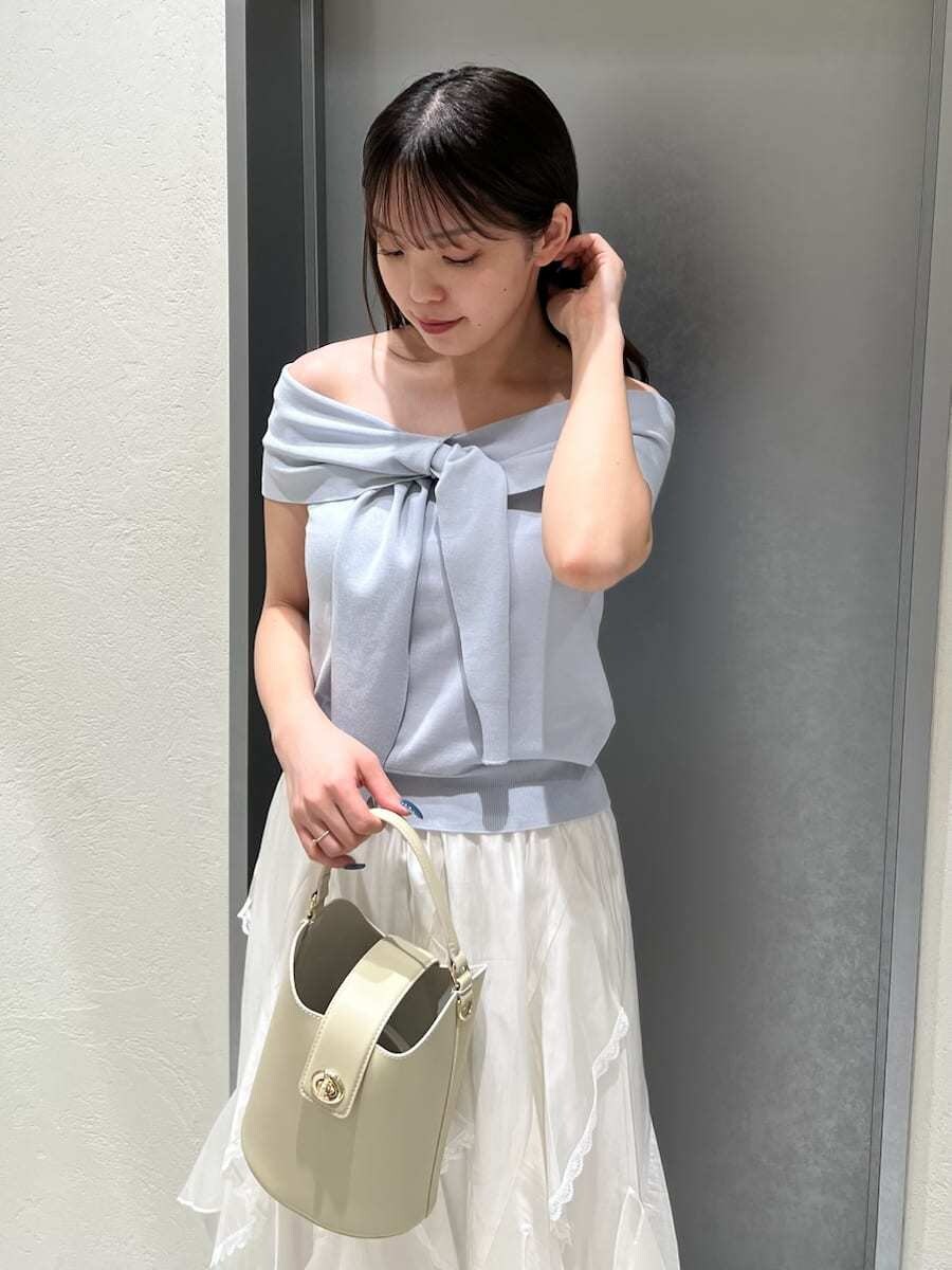 シルバー系のサンダル、ホワイト系のスカート、ブルー系のニット/セーターを着用したレディースの夏コーディネートの3枚目の写真