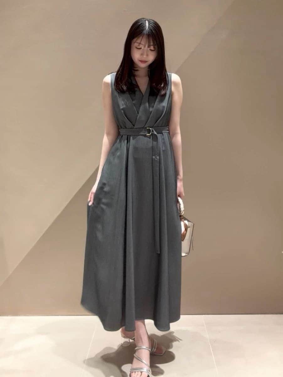 グレー系のワンピース、ホワイト系のカーディガン/ボレロ、シルバー系のサンダルを着用したレディースの春コーディネートの5枚目の写真