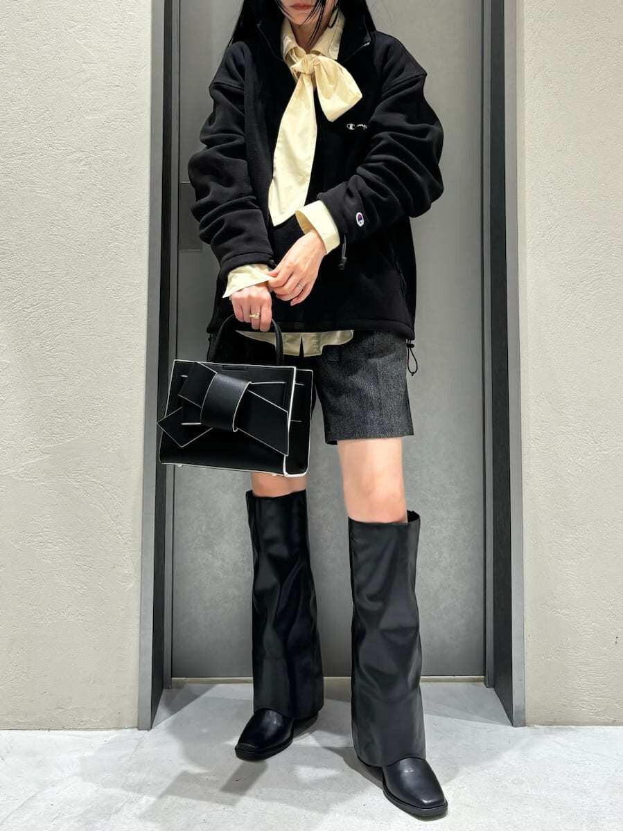 ブラック系のTシャツ/カットソー、その他のその他パンツ、ブラック系のブーツを着用したレディースの秋コーディネートの4枚目の写真