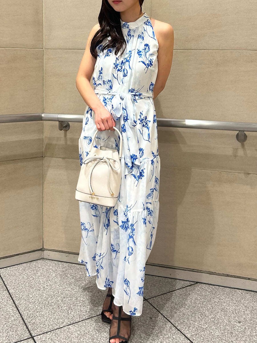 ホワイト系のハンドバッグ、ブルー系のワンピース、ブルー系のカーディガン/ボレロを着用したレディースの冬コーディネートの6枚目の写真