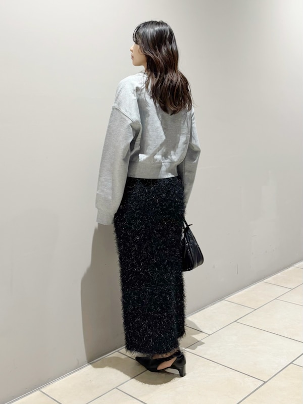 「デートコーデ、パンプス、タイトスカート、ロングスカート、スウェット、ニット、スカート、ハイウエスト、イエベ、骨格ナチュラル」｜「FRAY I.Dのロゴエンブロイダリークロップドスウェット（スウェット、グレー系）」を使った、FRAY I.Dさん（レディース・159cm）の冬コーディネートの8枚目の写真