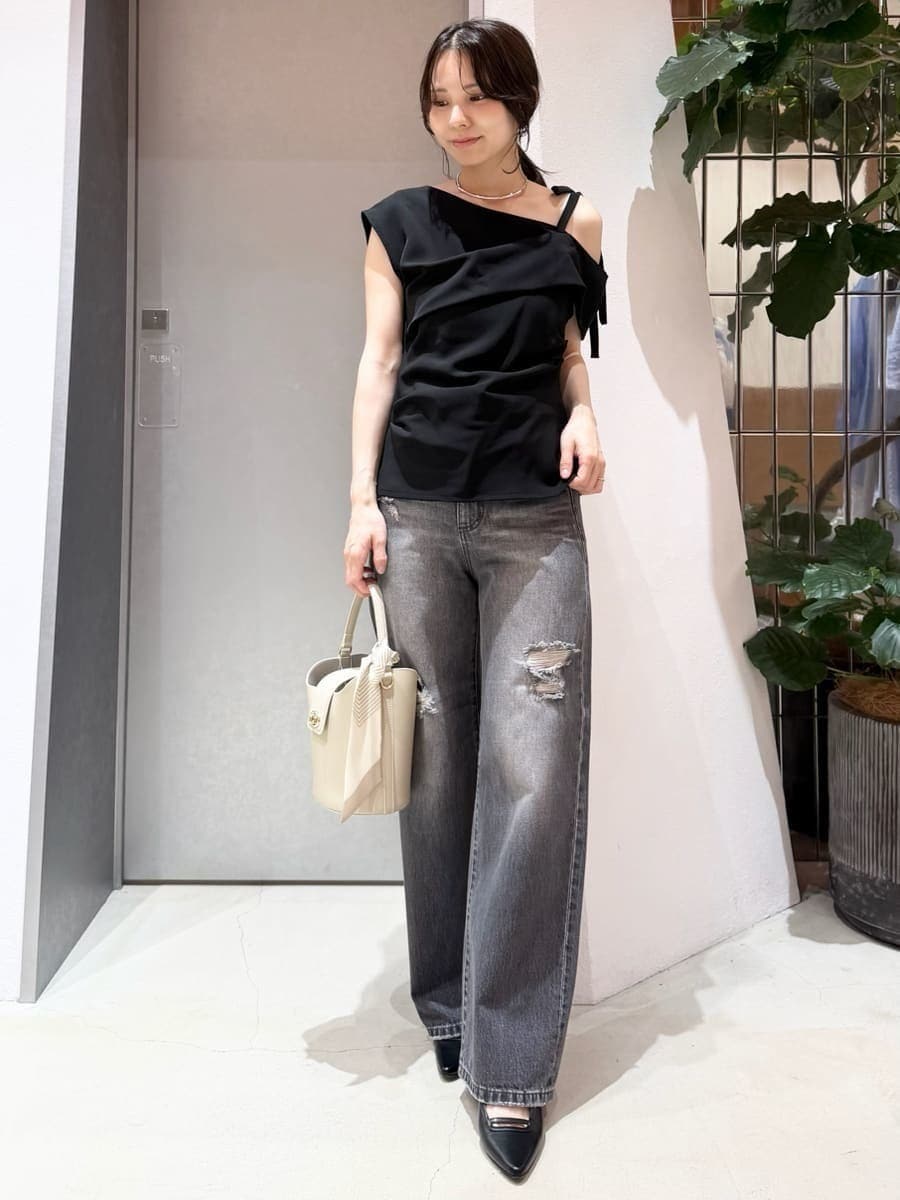 ブラック系のデニムパンツ、ブラック系のシャツ/ブラウス、シルバー系のネックレスを着用したレディースの夏コーディネートの3枚目の写真