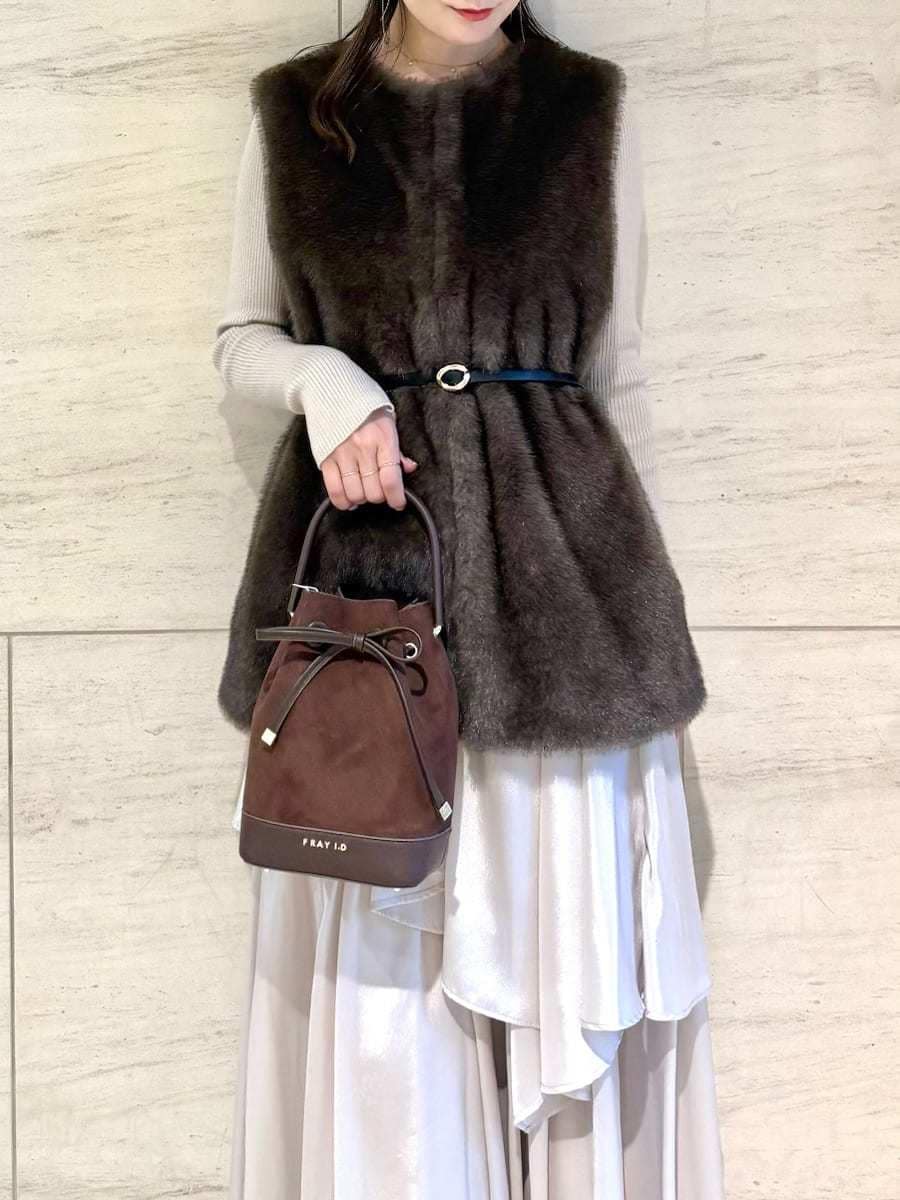 ブラウン系のその他アウター、ベージュ系のワンピース、ブラウン系のブーツを着用したレディースの秋コーディネートの6枚目の写真