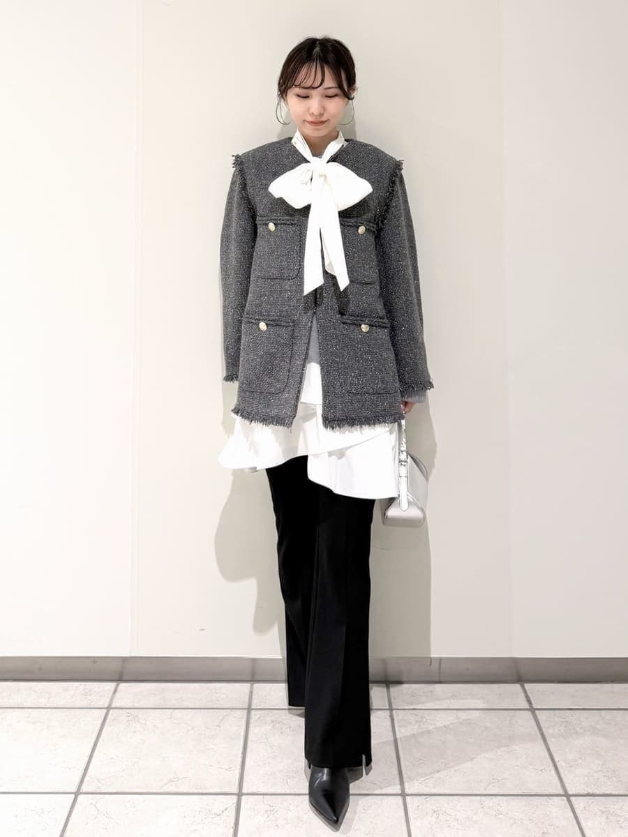 グレー系のノーカラージャケット、グレー系のワンピース、シルバー系のハンドバッグを着用したレディースの秋コーディネートの6枚目の写真