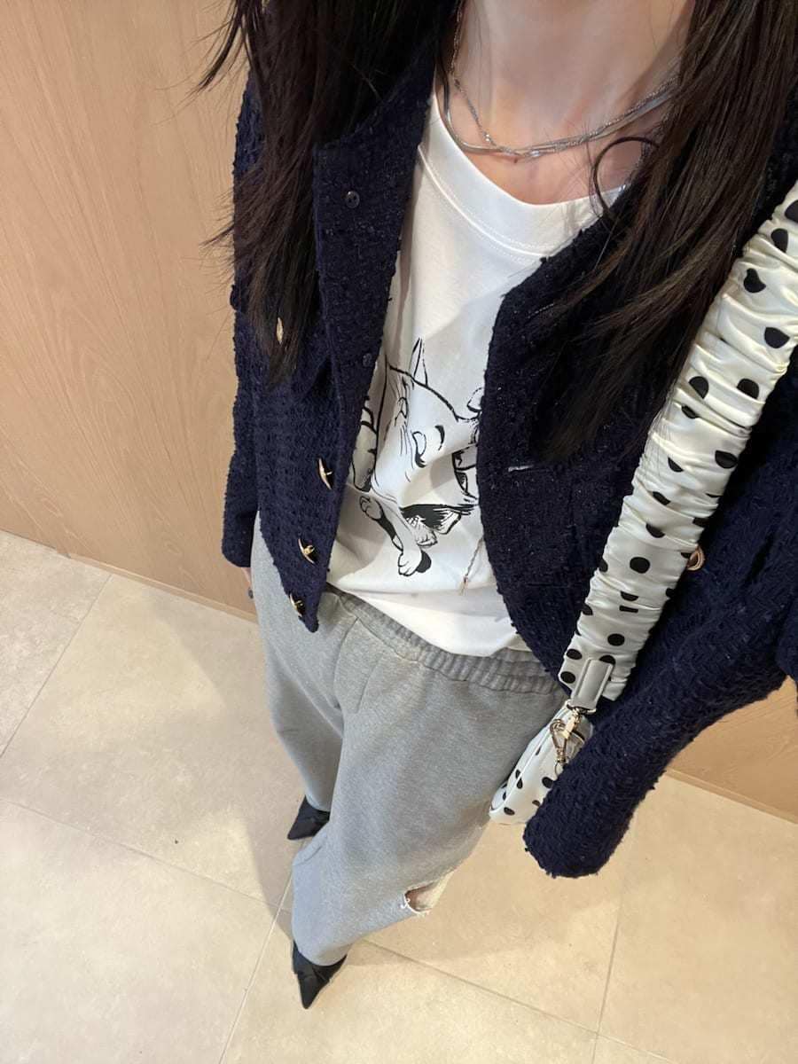 ブルー系のノーカラージャケット、ブラック系のパンプス、その他のショルダーバッグを着用したレディースの冬コーディネートの7枚目の写真