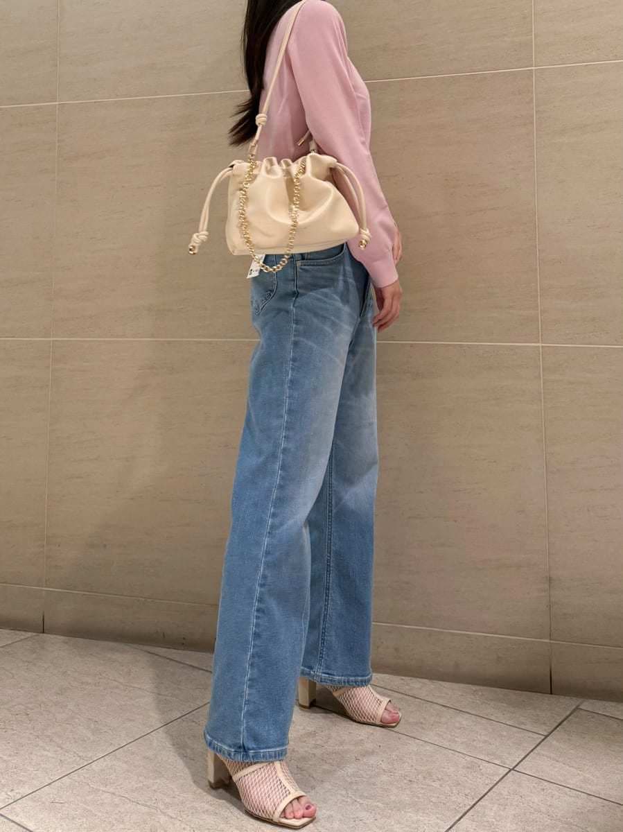 ブルー系のデニムパンツを着用したレディースの冬コーディネートの4枚目の写真