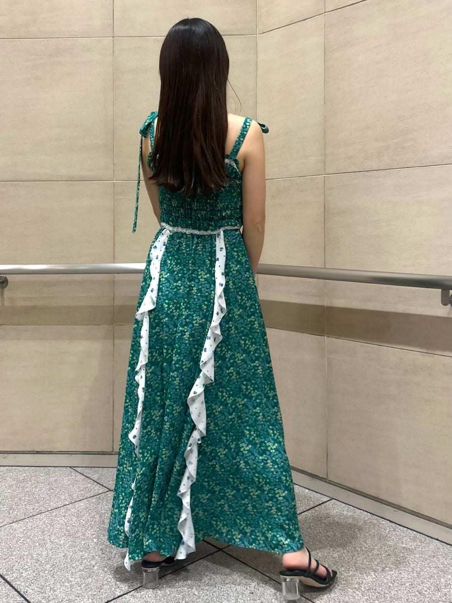 ホワイト系のカーディガン/ボレロ、ベージュ系のハンドバッグ、ブラック系のサンダルを着用したレディースの春コーディネートの6枚目の写真