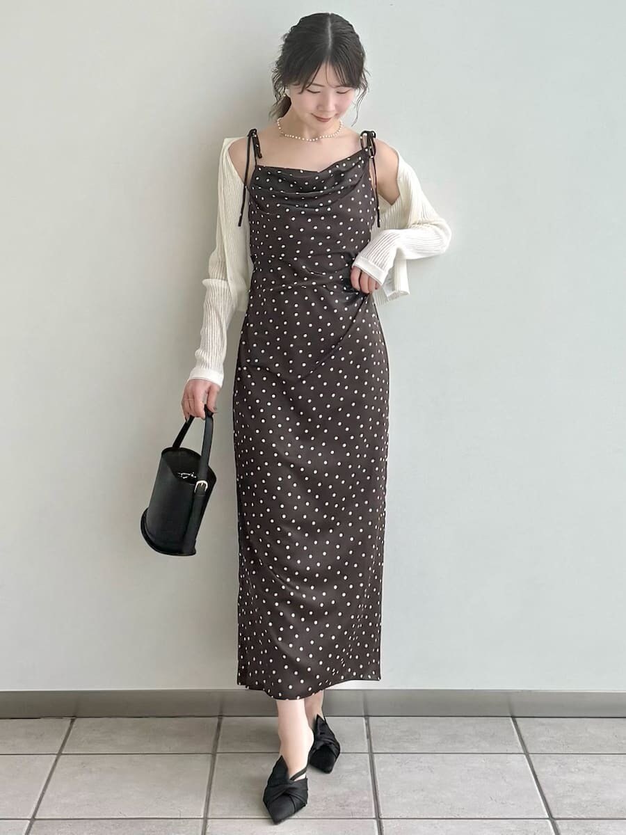 ブラック系のパンプス、ブラウン系のワンピースを着用したレディースの冬コーディネートの5枚目の写真