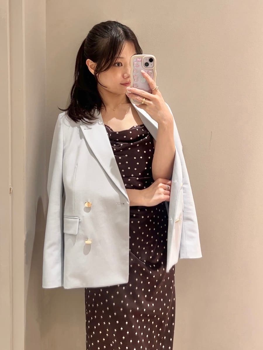 ブルー系のパンプス、ブラウン系のワンピース、ブルー系のテーラードジャケットを着用したレディースの冬コーディネートの7枚目の写真