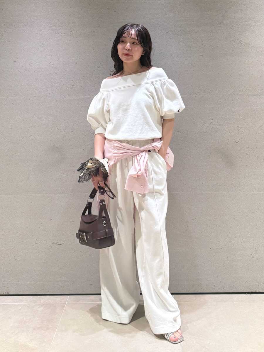 ホワイト系のスウェット、ホワイト系のその他パンツ、シルバー系のサンダルを着用したレディースの冬コーディネートの3枚目の写真