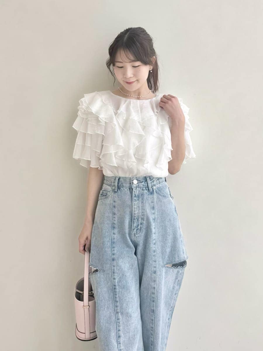 ベージュ系のトレンチコート、ブルー系のデニムパンツ、ホワイト系のシャツ/ブラウスを着用したレディースの冬コーディネートの10枚目の写真