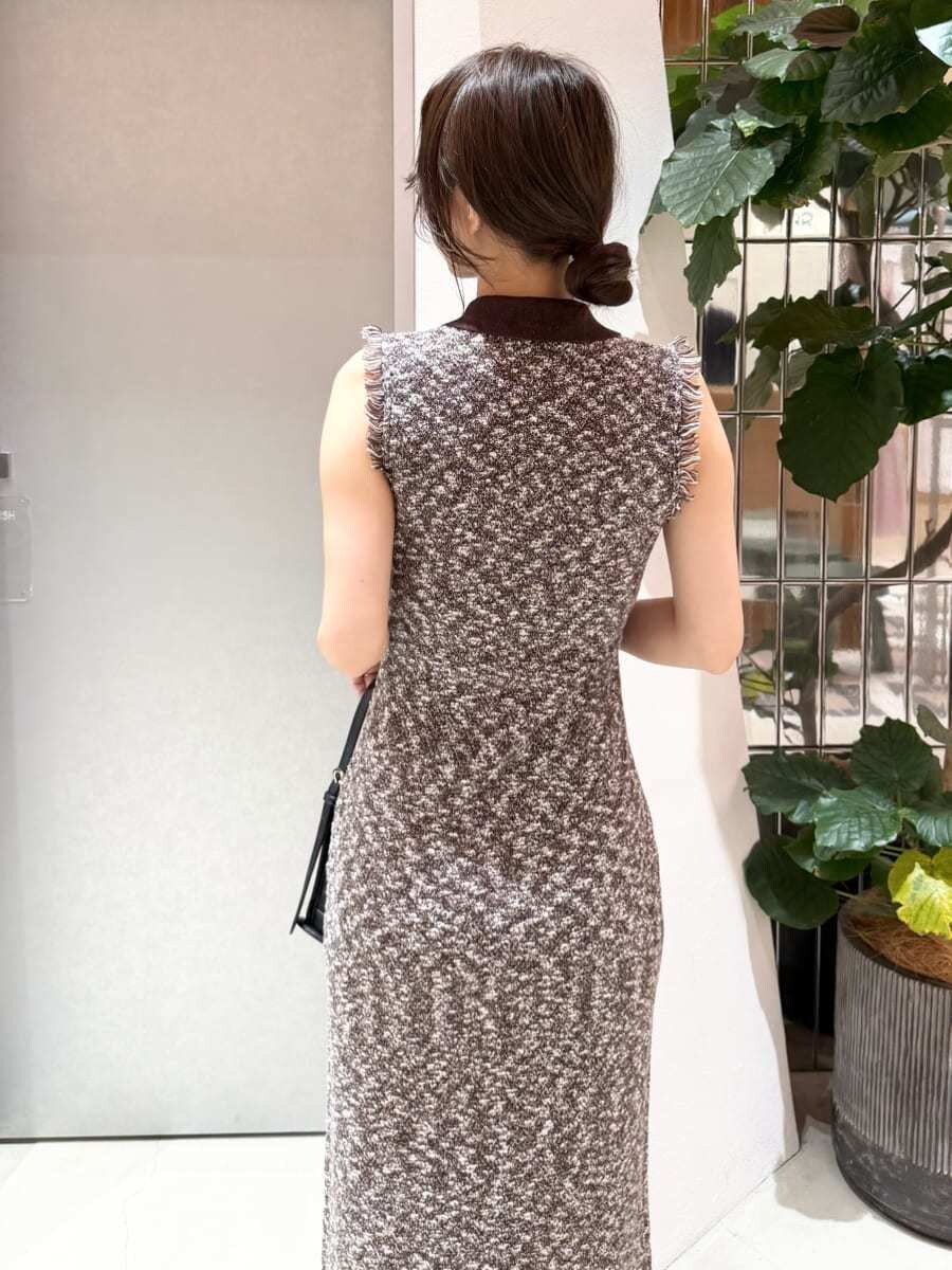 ブラック系のハンドバッグ、ブラック系のサンダル、シルバー系のネックレスを着用したレディースの夏コーディネートの10枚目の写真