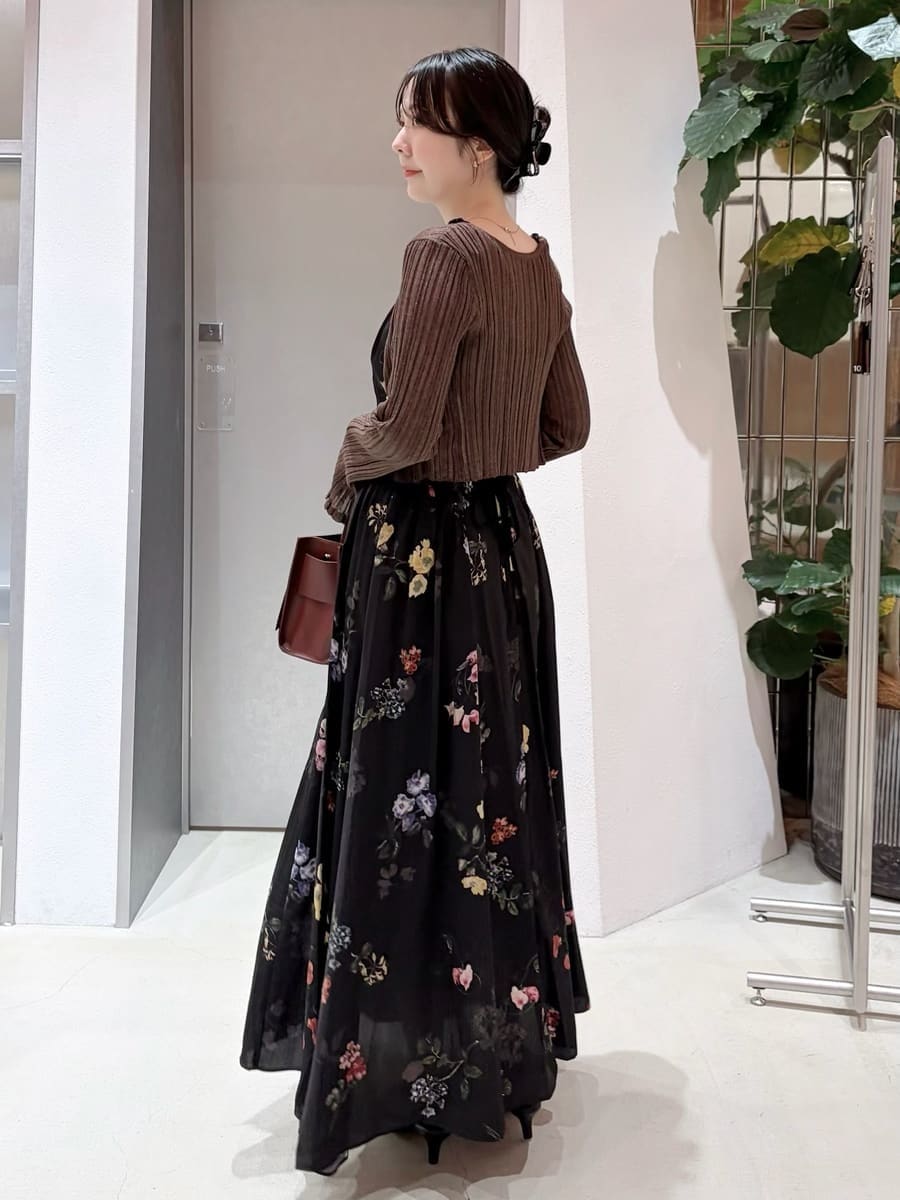 ブラック系のワンピース、ブラウン系のカーディガン/ボレロ、ブラック系のその他ヘアアクセサリーを着用したレディースの夏コーディネートの2枚目の写真