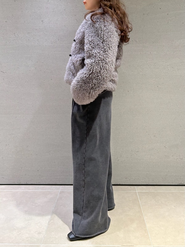「デートコーデ、ブーツ、低身長、ワイドパンツ、ニット、アウター、イエベ、イエベ秋、骨格ストレート」｜「FRAY I.Dのバックルショートファージャケット（ブルゾン、グレー系）」を使った、FRAY I.Dさん（レディース・150cm）の冬コーディネートの6枚目の写真