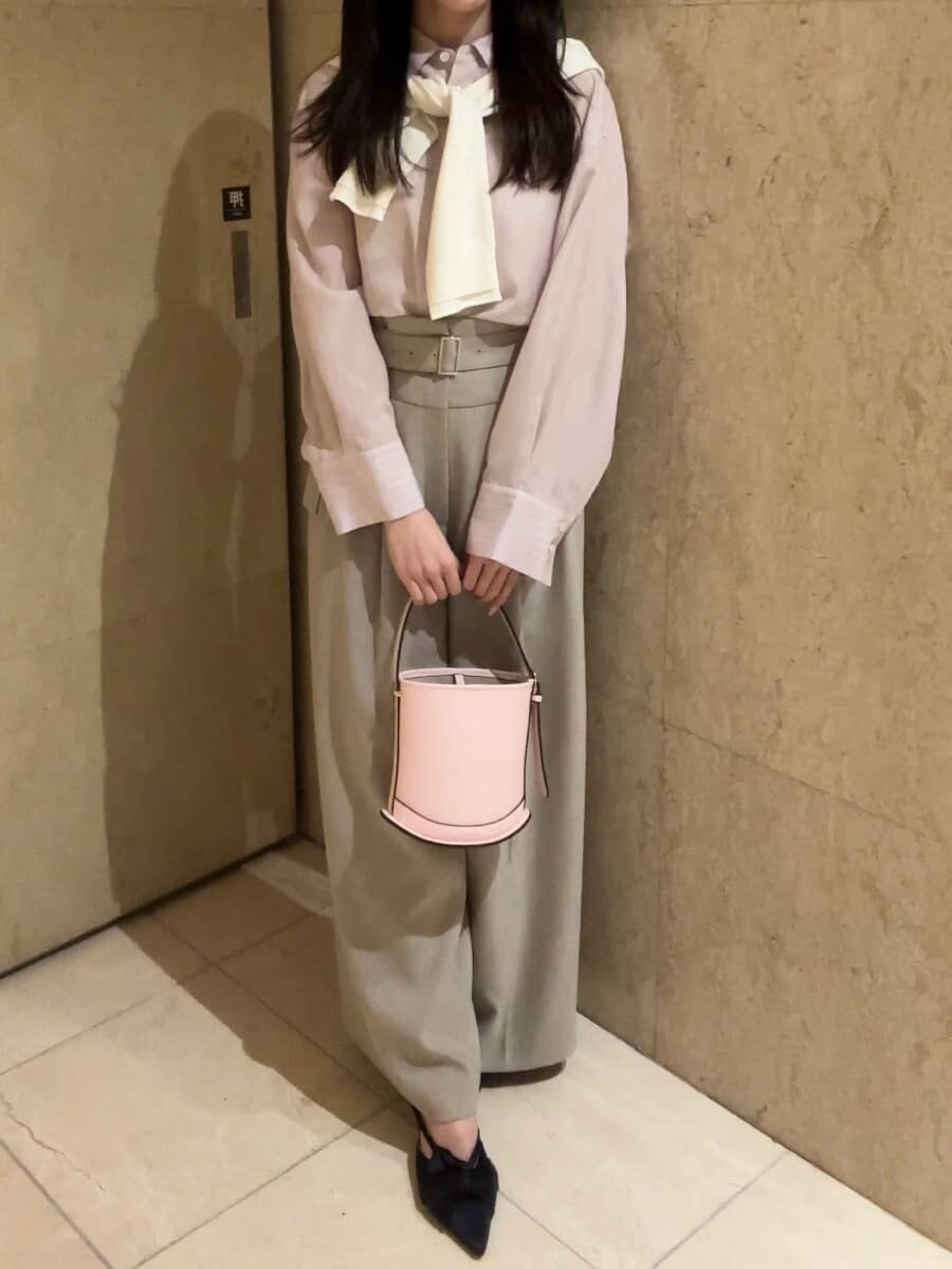 ブラック系のパンプス、ピンク系のシャツ/ブラウス、ピンク系のハンドバッグを着用したレディースの冬コーディネートの2枚目の写真