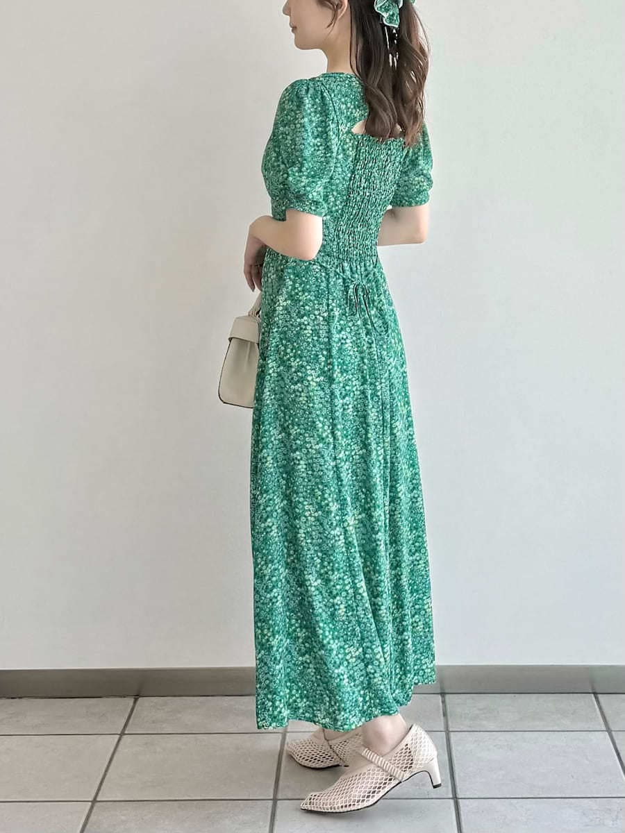 グレー系のテーラードジャケット、ベージュ系のハンドバッグ、ベージュ系のサンダルを着用したレディースの春コーディネートの6枚目の写真