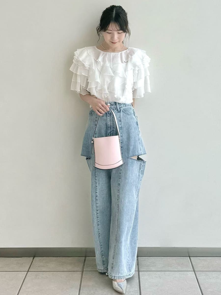 ベージュ系のトレンチコート、ブルー系のデニムパンツ、ホワイト系のシャツ/ブラウスを着用したレディースの冬コーディネートの2枚目の写真