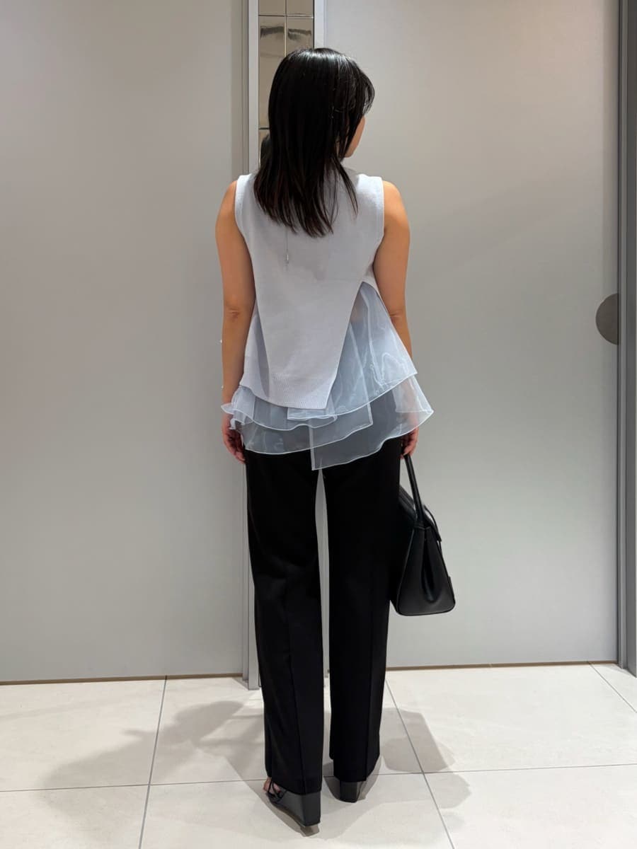 ブラック系のその他パンツ、ブラック系のサンダル、ブラック系のハンドバッグを着用したレディースの夏コーディネートの6枚目の写真