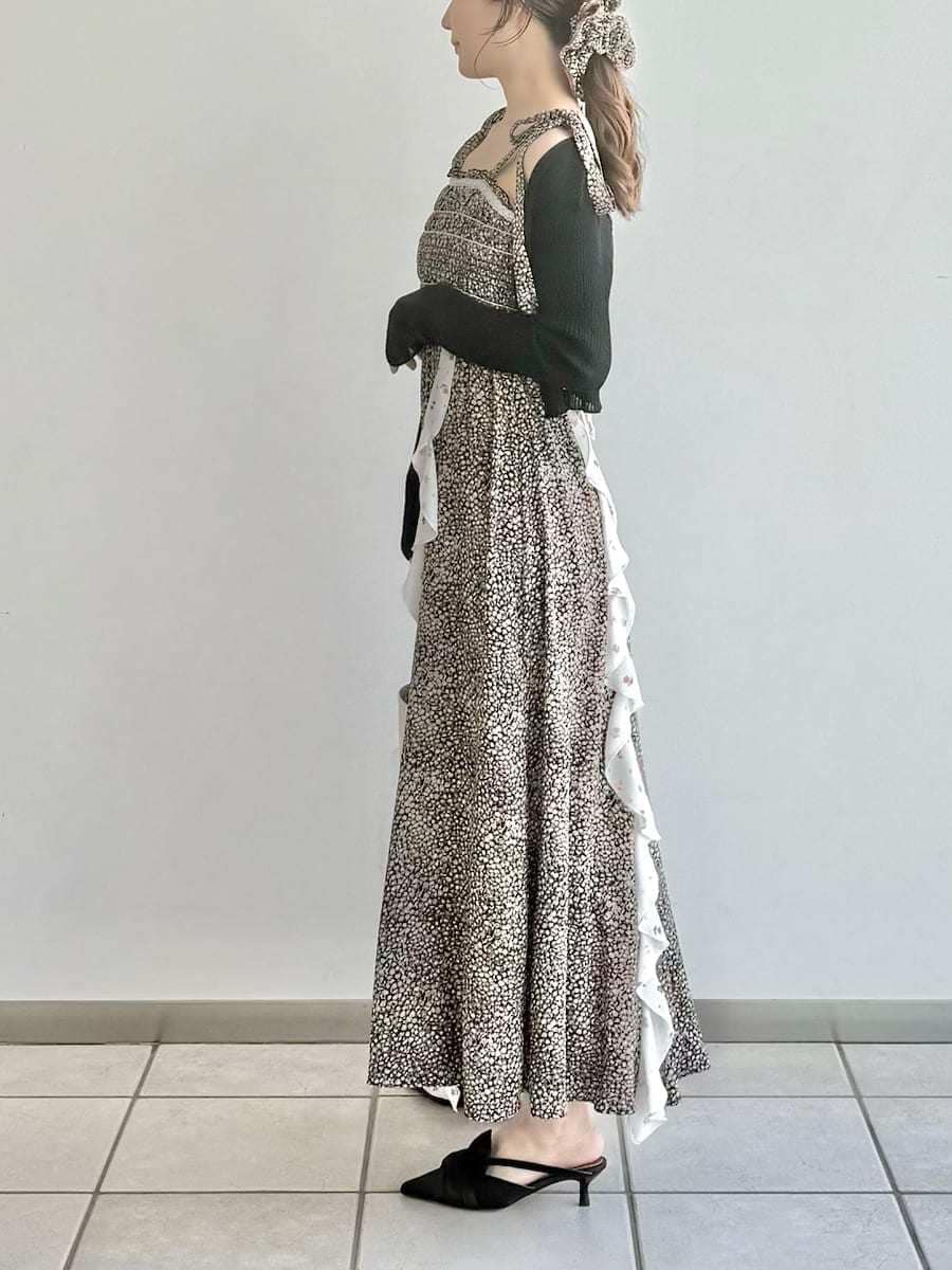 ブラック系のパンプス、ブラック系のカーディガン/ボレロ、ホワイト系のハンドバッグを着用したレディースの春コーディネートの4枚目の写真