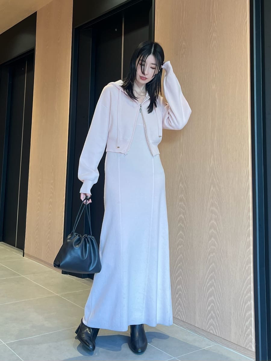 ブラック系のブーツ、グレー系のテーラードジャケットを着用したレディースの冬コーディネートの2枚目の写真