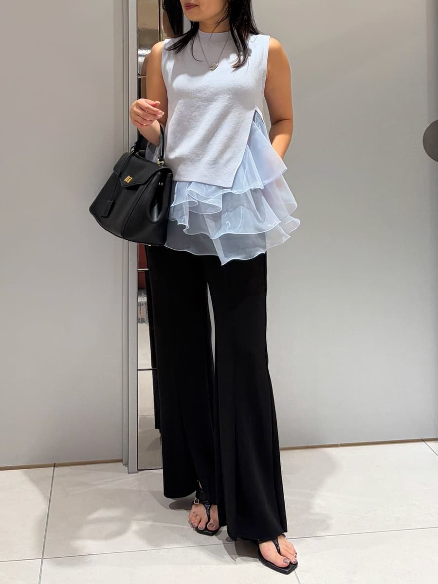 ブラック系のその他パンツ、ブラック系のサンダル、ブラック系のハンドバッグを着用したレディースの夏コーディネートの4枚目の写真