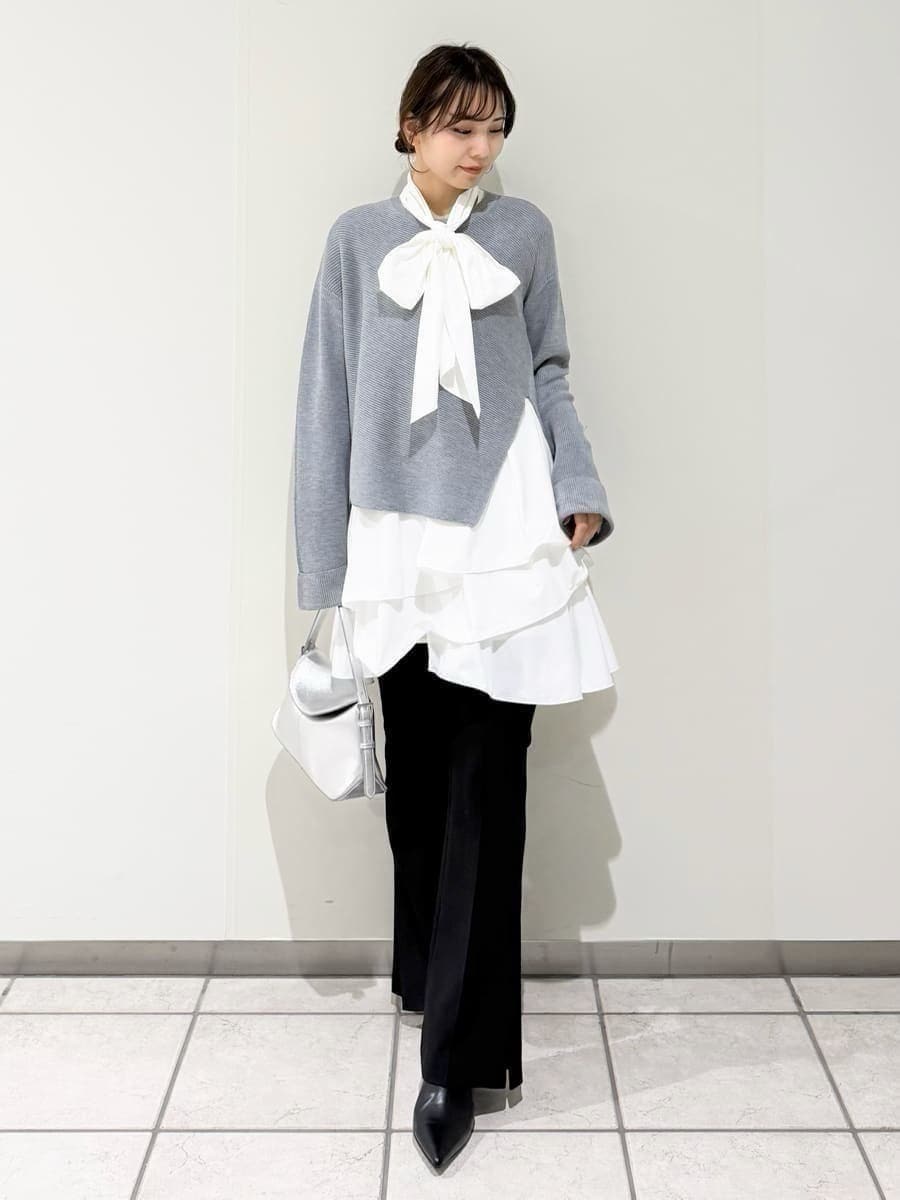 グレー系のノーカラージャケット、グレー系のワンピース、シルバー系のハンドバッグを着用したレディースの秋コーディネートの4枚目の写真