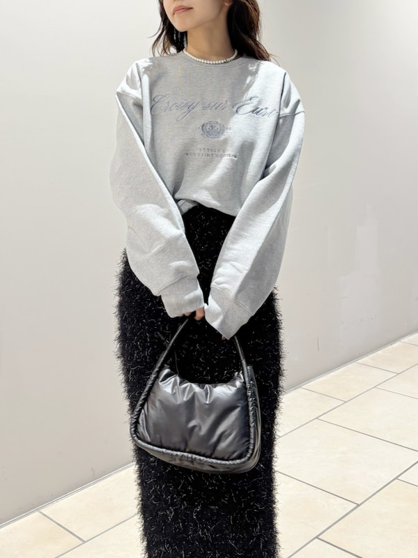 「デートコーデ、パンプス、タイトスカート、ロングスカート、スウェット、ニット、スカート、ハイウエスト、イエベ、骨格ナチュラル」｜「FRAY I.Dのロゴエンブロイダリークロップドスウェット（スウェット、グレー系）」を使った、FRAY I.Dさん（レディース・159cm）の冬コーディネートの3枚目の写真