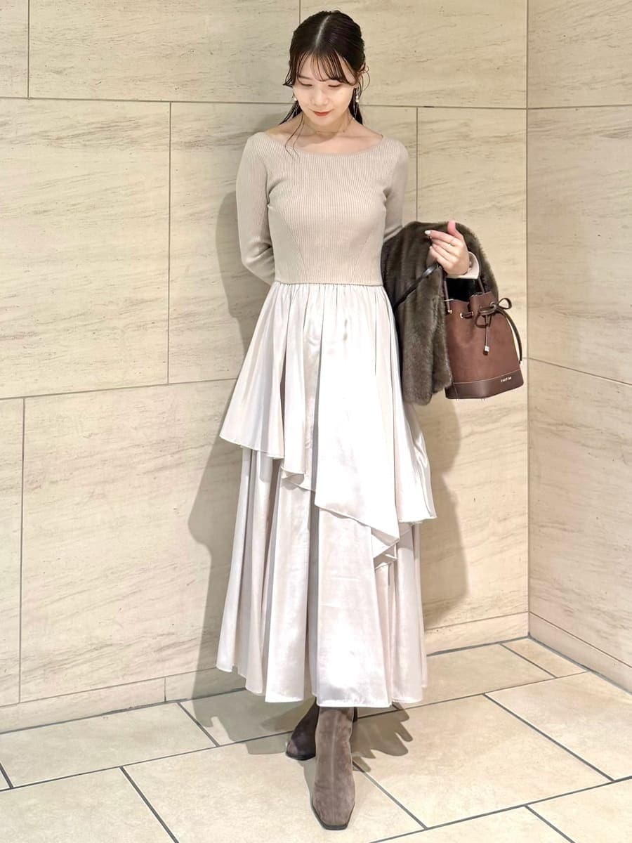 ブラウン系のその他アウター、ベージュ系のワンピース、ブラウン系のブーツを着用したレディースの秋コーディネートの2枚目の写真