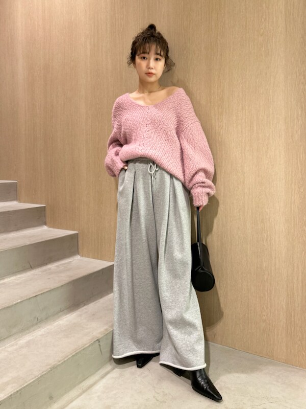 「ブーツ、低身長、ショルダーバッグ、ワイドパンツ、スウェット、ニット、イエベ、イエベ秋、骨格ストレート」｜「FRAY I.DのウールアルパカＶネックプルオーバー（ニット/セーター、ピンク系）」を使った、FRAY I.Dさん（レディース・150cm）の冬コーディネートの4枚目の写真