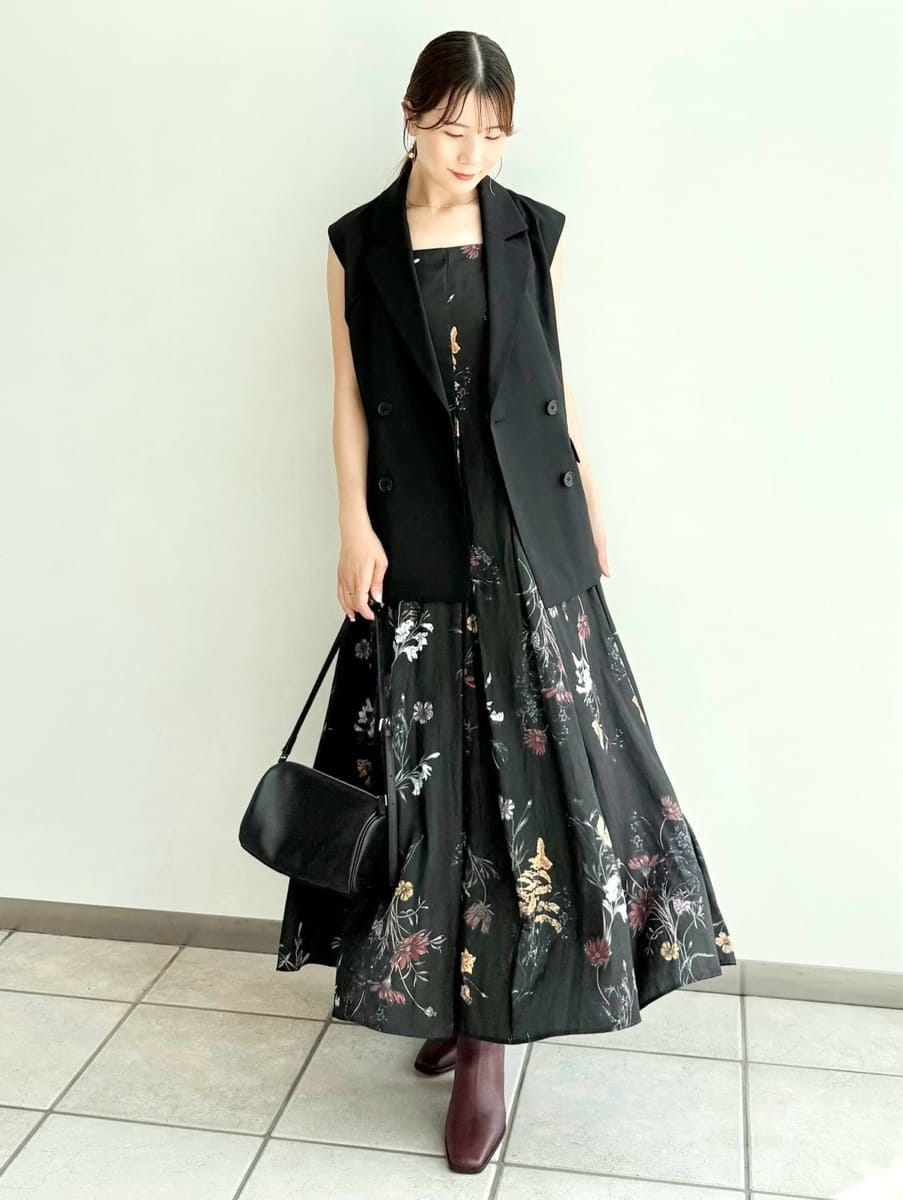 「デートコーデ、高身長、低身長、ショルダーバッグ、フレアスカート、ロングスカート、マキシワンピース、ジャケット、パーティ、二次会、サテン、ウォッシャブル、花柄、ワンピース、ハイウエスト」｜「FRAY I.Dの【00サイズ】ボタニカルプリントキャミソールワンピース／ウォッシャブル（ワンピース、ブラック系）」を使った、FRAY I.Dさん（レディース・158cm）の夏コーディネートの5枚目の写真
